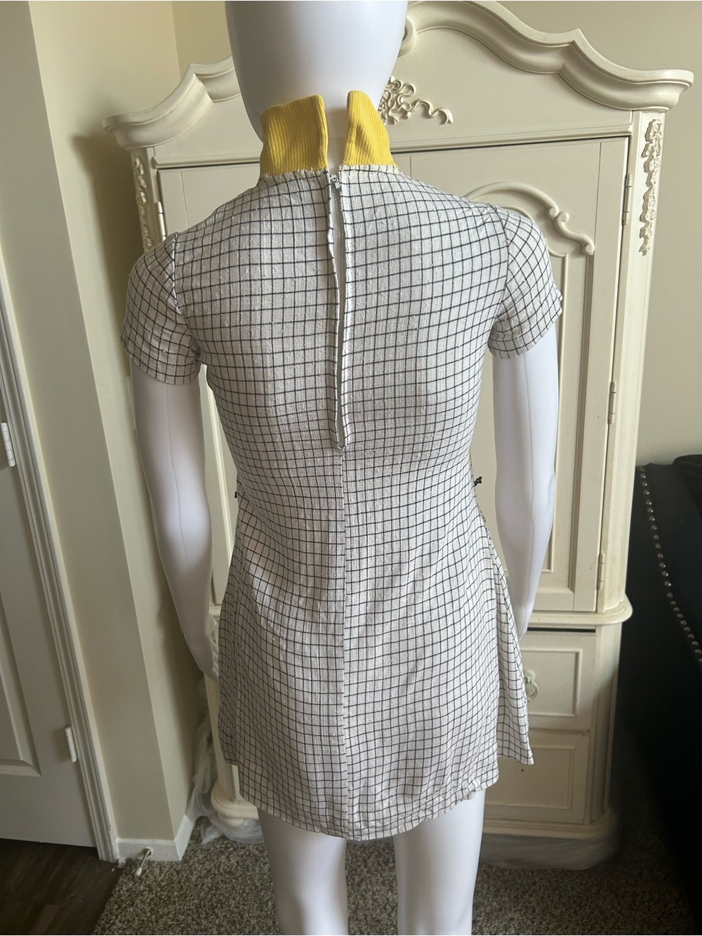 1970s White Grid V-Neck Short Sleeve Dress - Picture 4 of 4